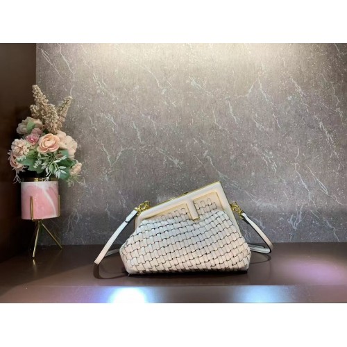 Fendi First Small Leder-Interlace-Tasche 8BP129A Creme