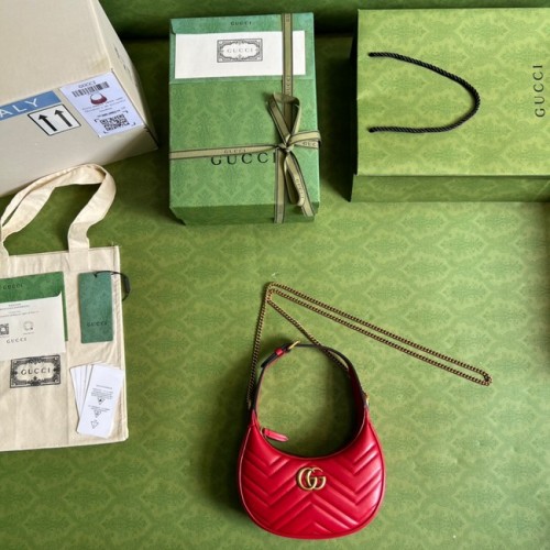 Gucci GG Marmont halbmondförmige Minitasche 699514 rot