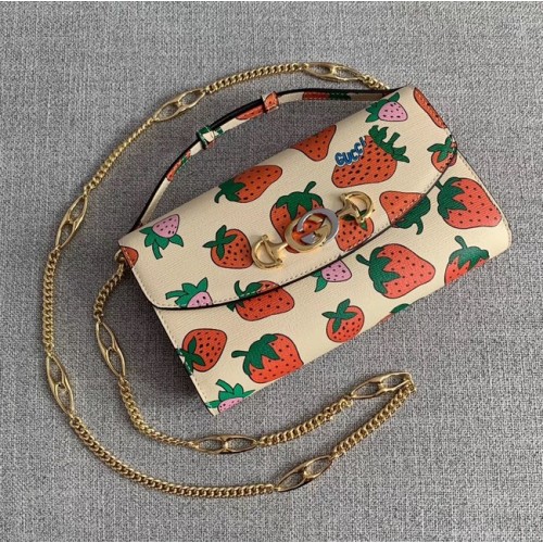 Gucci Zumi Tasche mit Erdbeerdruck 572375