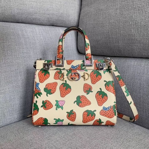 Gucci Zumi Kleine Tasche mit Henkel und Erdbeerdruck 569712