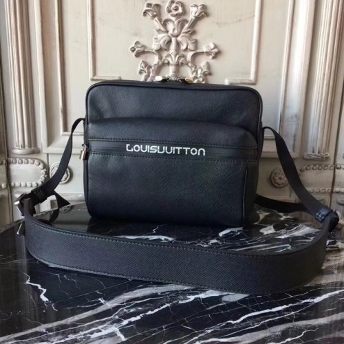 Louis Vuitton OUTDOOR MESSENGER PM M31003 Schwarz