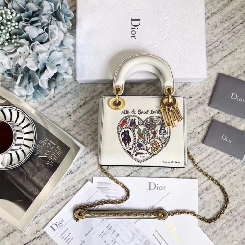 MINI LADY DIOR TASCHE MIT KETTE AUS WEISSEM, GLATTEM KALBSLEDER MIT NIKI DE SAINT PHALLE-STICKEREI M927