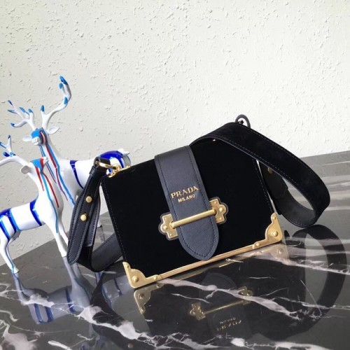 Prada Cahier nietenbesetzte Ledertasche 1BD045 schwarz