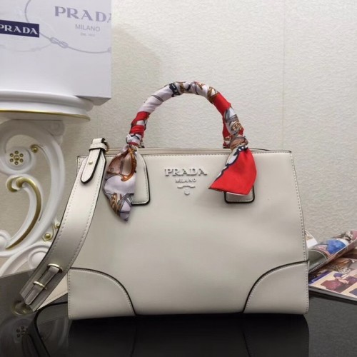 Prada Kalbsledertasche 2025 weiß