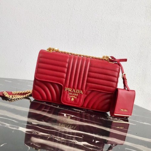 Prada Diagramme mittelgroße Ledertasche 1BD108 fuchsia