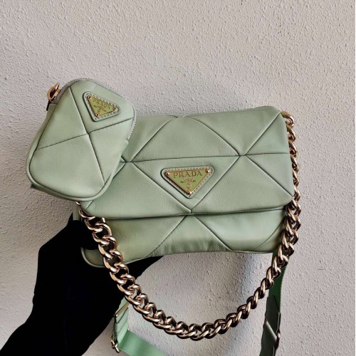 Prada Gaufre Schultertasche aus Nappaleder 1BD292A hellgrün