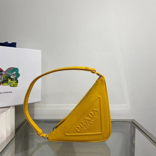 Prada Handtasche aus gepolstertem Nappaleder 1BE003 gelb