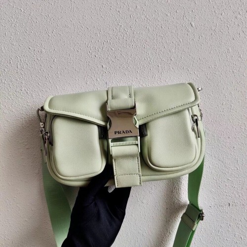 Prada Pocket Tasche aus Nylon und gebürstetem Leder 1BD295 grün