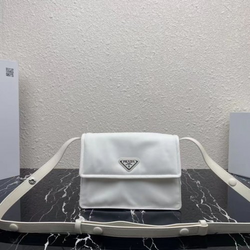 Prada Umhängetasche aus Re-Nylon und Nappaleder 1BM313 weiß