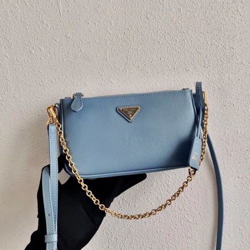 Prada Mini-Schultertasche aus Saffiano-Leder 2BH171 Himmelblau