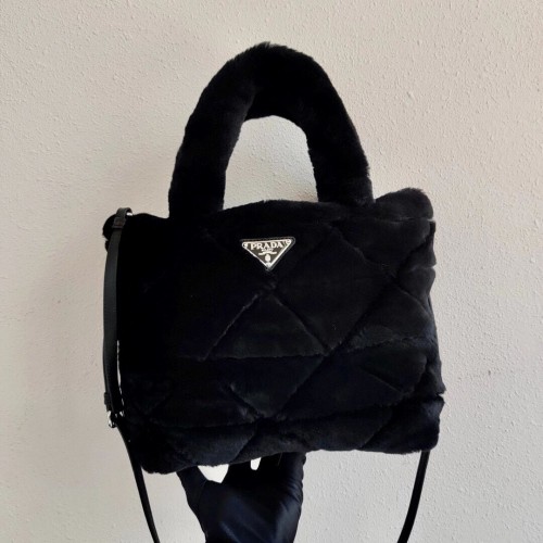 Prada Lammfell-Tasche 1BG378 schwarz