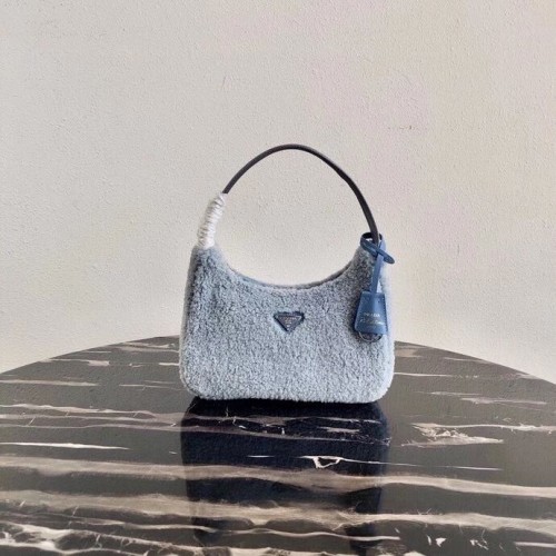 Prada Mini-Tasche aus Lammfell 1NE515 hellblau