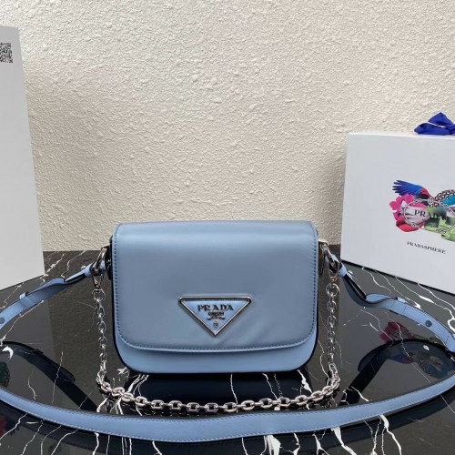 Prada Kleine Schultertasche aus gebürstetem Leder 1BA263 himmelblau
