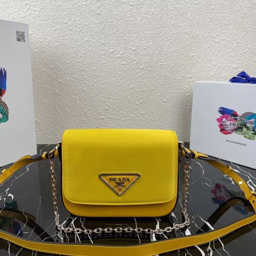 Prada Kleine Schultertasche aus gebürstetem Leder 1BA263 gelb