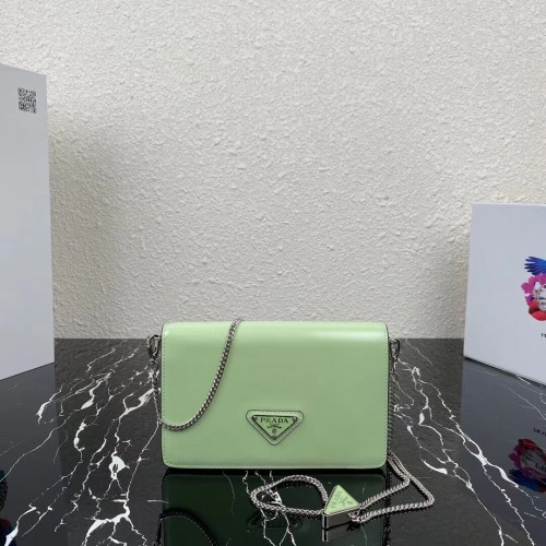 Prada Kleine Schultertasche aus gebürstetem Leder 1BH307 grün