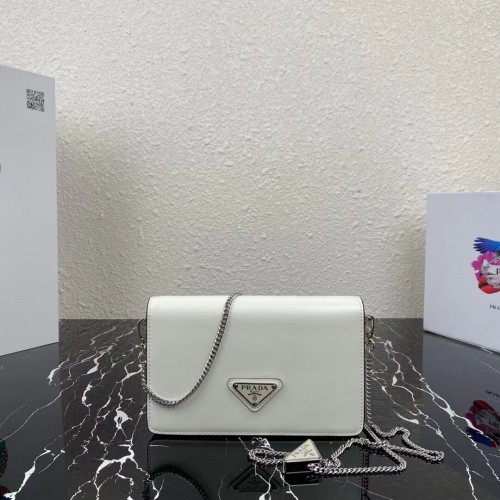 Prada Kleine Schultertasche aus gebürstetem Leder 1BH307 weiß