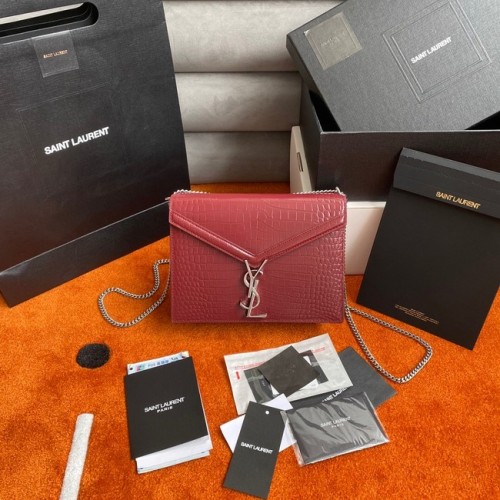 SAINT LAURENT CASSANDRA MITTLERE KETTENTASCHE AUS GLÄNZENDEM LEDER MIT KROKODILPRÄGUNG 532750 Burgund