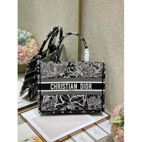 KLEINE DIOR BOOK TOTE Weltstickerei in Schwarz und Weiß M1296ZJ