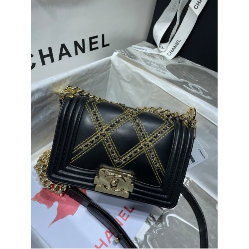 Kleine BOY CHANEL Handtasche Zerknittertes Kalbsleder Goldfarbenes Metall A67085 schwarz