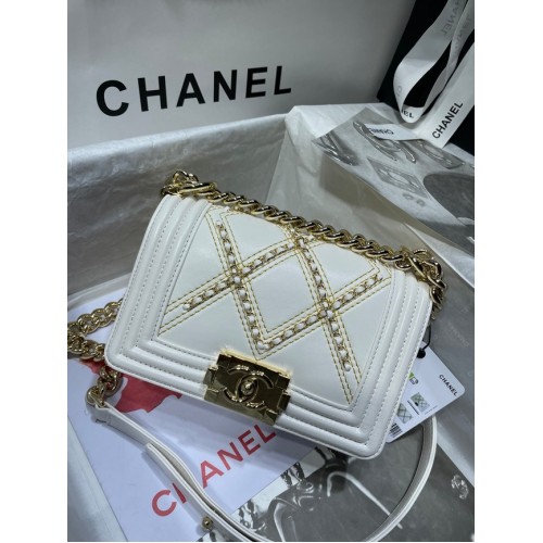 Kleine BOY CHANEL Handtasche Zerknittertes Kalbsleder Goldfarbenes Metall A67085 weiß