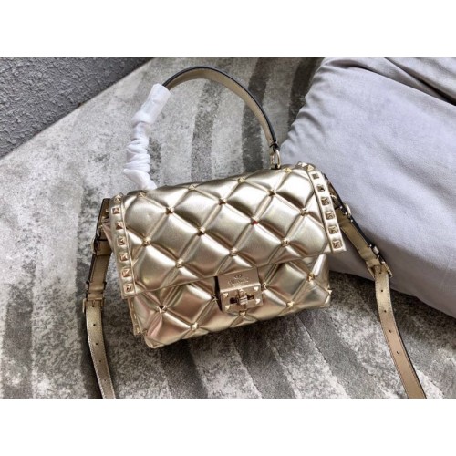 VALENTINO Candy Rockstud Schultertasche aus gestepptem Leder 6019 Gold