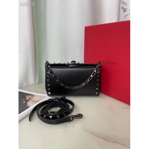 VALENTINO GARAVANI Schultertasche Rockstud Alcove Grain aus Kalbsleder CV0189 schwarz