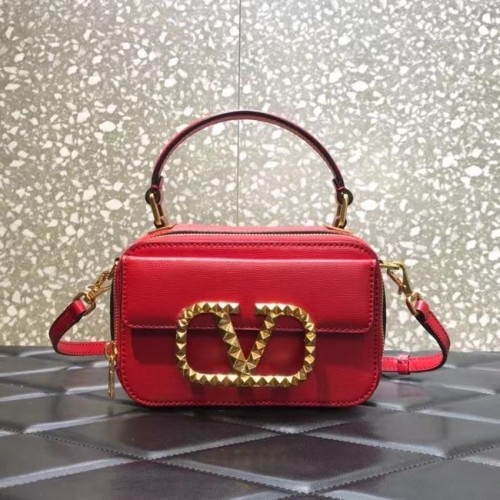 VALENTINO GARAVANI Rockstud Alcove klein genarbtes Kalbsleder 2B0058 rot