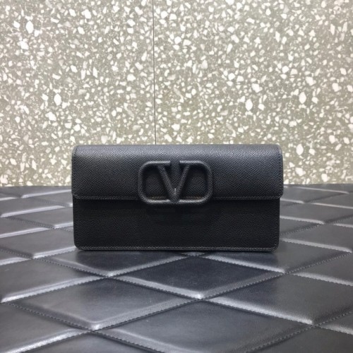 VALENTINO GARAVANI Stud Sign Schultertasche aus genarbtem Kalbsleder 0093 schwarz