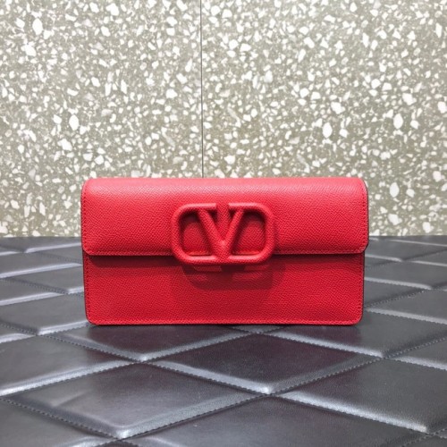 VALENTINO GARAVANI Stud Sign Schultertasche aus genarbtem Kalbsleder 0093 rot