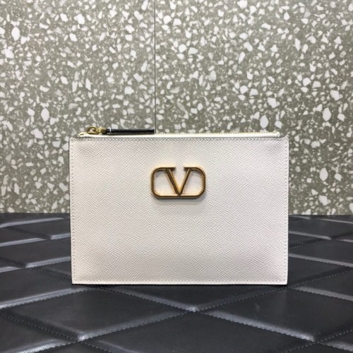 VALENTINO GARAVANI Clutch aus genarbtem Kalbsleder mit Ohrstecker 0620 weiß