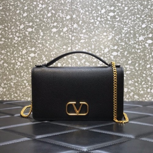 VALENTINO GARAVANI Stud Sign Schultertasche aus genarbtem Kalbsleder 0680 schwarz