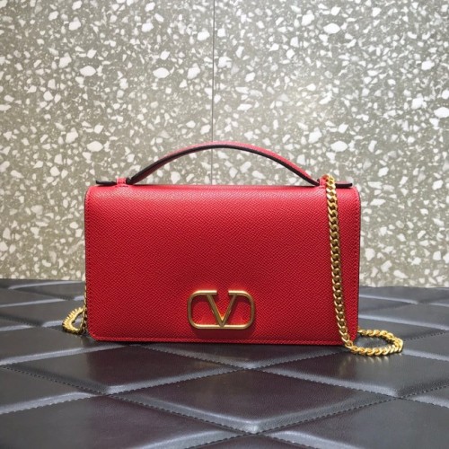 VALENTINO GARAVANI Stud Sign Schultertasche aus genarbtem Kalbsleder 0680 rot