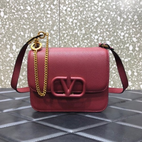 VALENTINO GARAVANI Stud Sign Schultertasche aus genarbtem Kalbsleder 0808 Burgund