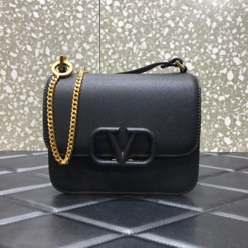 VALENTINO GARAVANI Stud Sign Schultertasche aus genarbtem Kalbsleder 0808 schwarz