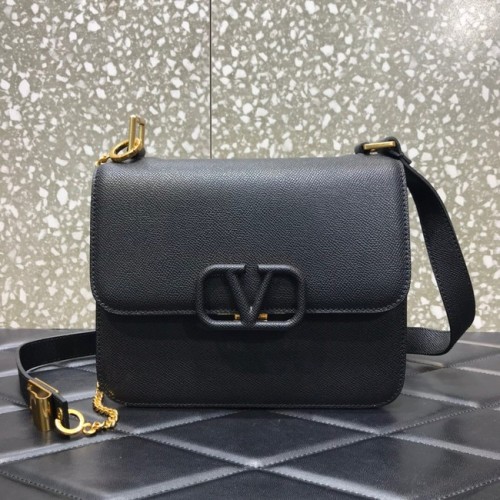 VALENTINO GARAVANI Stud Sign Schultertasche aus genarbtem Kalbsleder 0809 schwarz