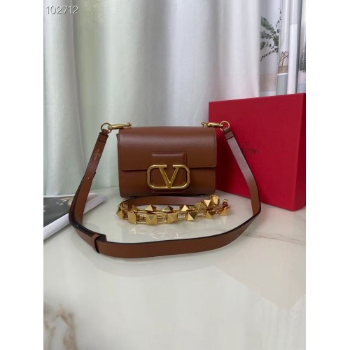 VALENTINO GARAVANI Schultertasche aus genarbtem Kalbsleder mit Nieten V0196 braun