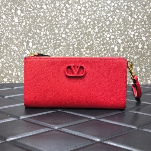 VALENTINO GARAVANI Clutch aus genarbtem Kalbsleder mit Nieten 0600 rot