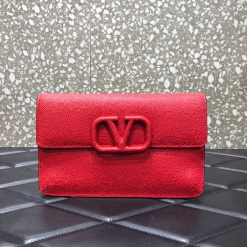 VALENTINO GARAVANI Clutch aus genarbtem Kalbsleder mit Nieten 0650 rot