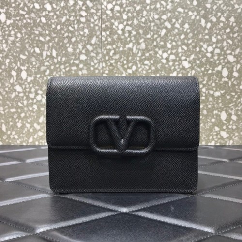 VALENTINO GARAVANI Stud Sign Mini-Schultertasche aus genarbtem Kalbsleder 0690 schwarz
