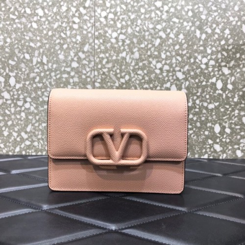 VALENTINO GARAVANI Mini-Schultertasche aus genarbtem Kalbsleder mit Ohrstecker 0690 rosa