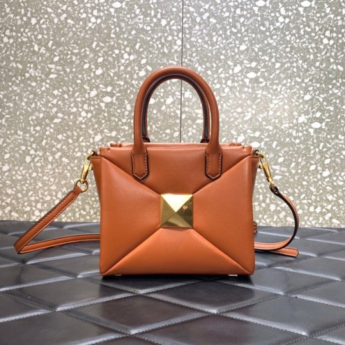 VALENTINO GARAVANI kleine Tragetasche aus Schafsleder mit Nieten XW0B0K59 braun