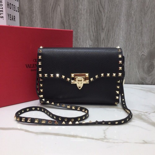 VALENTINO Umhängetasche Rockstud aus Leder 76357 schwarz