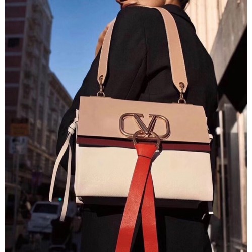 Valentino Garavani VRING Kleine Umhängetasche aus Leder 00844 Aprikose&Weiß