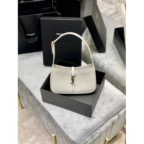 YSL TASCHE MIT GRIFF OBEN AUS GLÄNZENDEM LEDER Y687228 weiß