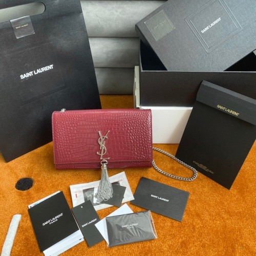 Yves Saint Laurent KATE BRIEFTASCHE MIT KETTE MIT QUASTE AUS GLÄNZENDEM LEDER MIT KROKODIL-PRÄGUNG 452159 Burgund