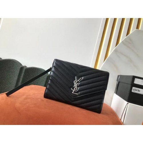 Yves Saint Laurent MONOGRAMM-CLUTCH AUS GESTEPPTEM LEDER MIT GRAIN DE POUDRE-PRÄGUNG B617662 schwarz