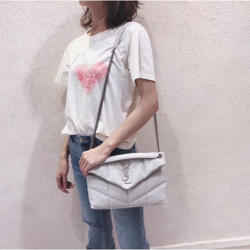 Yves Saint Laurent KLEINE TASCHE „LOULOU PUFFER“ AUS MATTEM LEDER MIT GESTEPPTEM GEKNÖPFT Y577476 Weiß