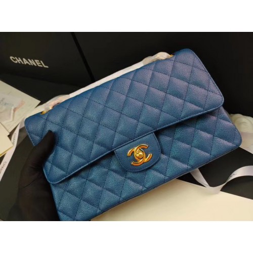 Chanel Klappentasche Schillerndes genarbtes Kalbsleder & goldfarbenes AS1112 blau