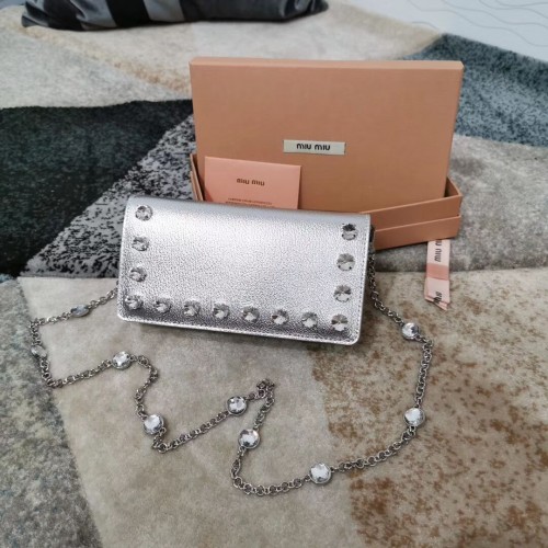 miu miu Matelasse Nappaleder Clutch 5DH044 silber