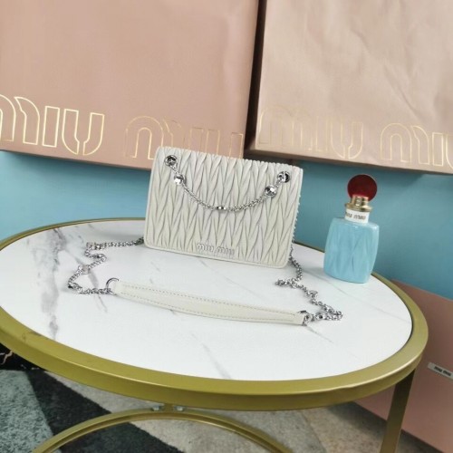 miu miu Matelasse Nappaleder Umhängetasche 5AC065 weiß
